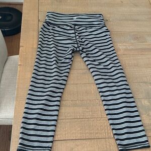 Athleta women’s  Black and White Striped Leggings-like new